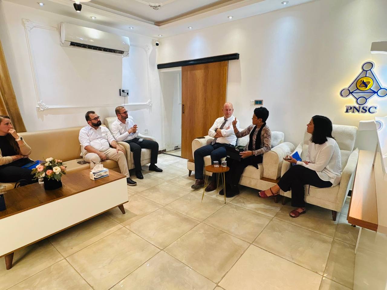 وفد من منظمة الهجرة الدولية  يزور مركز فاي لعلوم النانو ويطلع على إمكاناته البحثية والتطبيقية